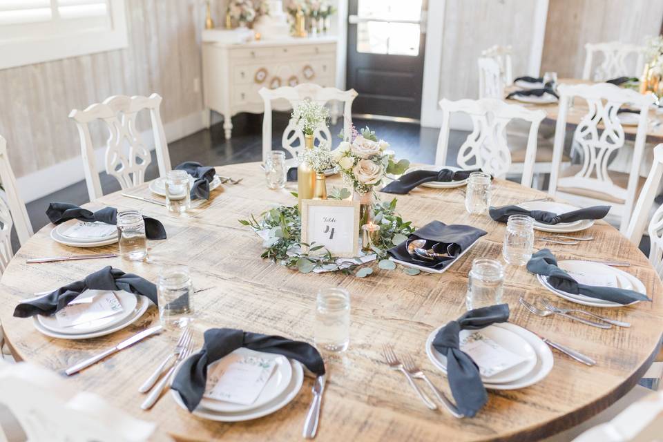 D&A Rustic Chic Round Table