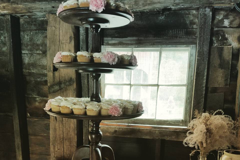 Barn wedding cupcakes