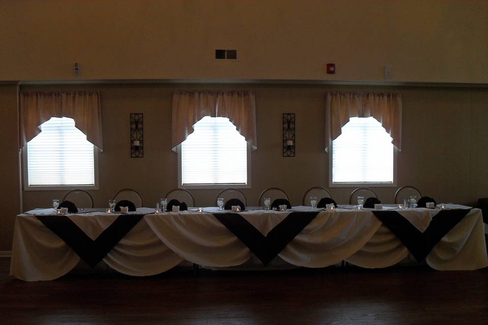 Black and White themed Wedding ~
Wedding Party Table
