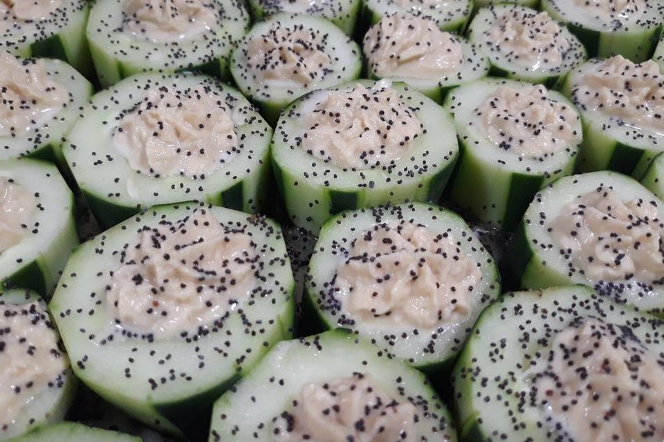 Hummus cucumber bites