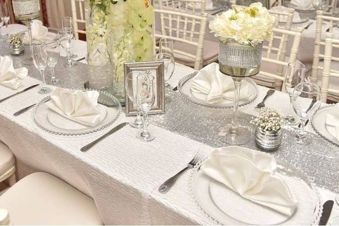 All White Table Scape, with glass plate chargers