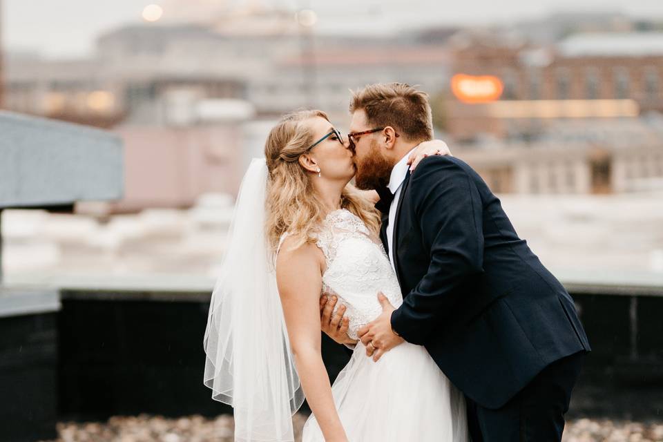 Kissing couple - Antonia Kay Photography
