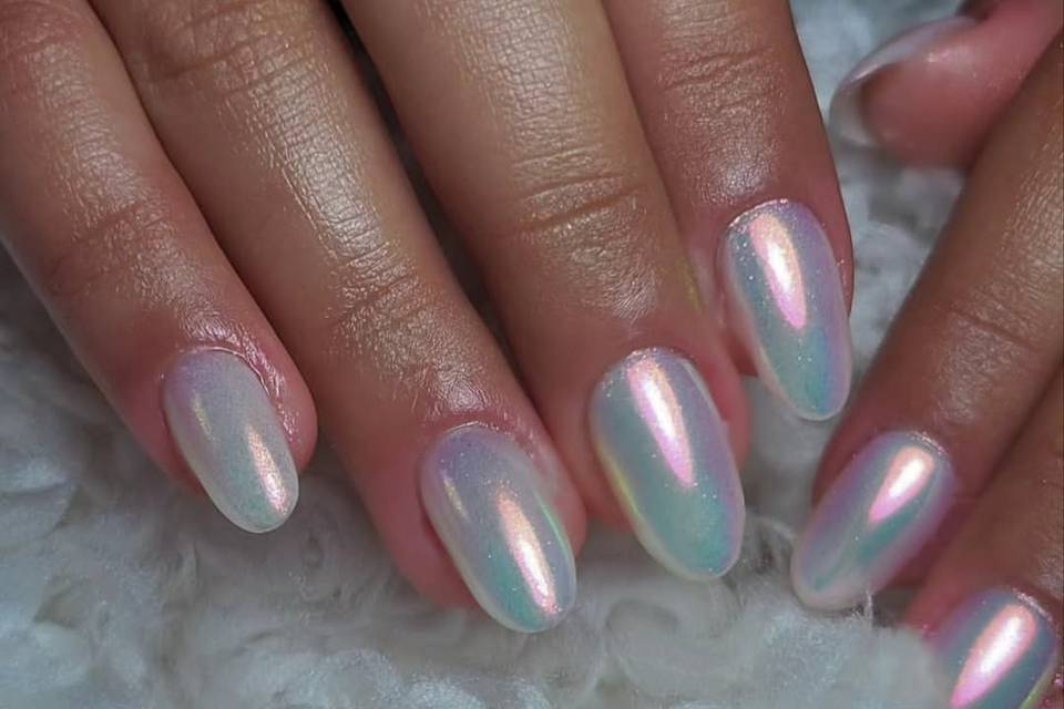 Round Nails with White Chrome