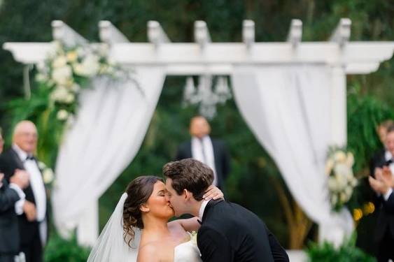 kiss at ceremony