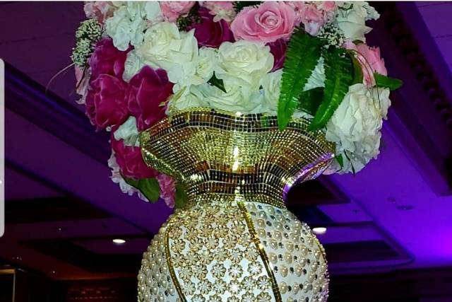 Glimmering centerpiece