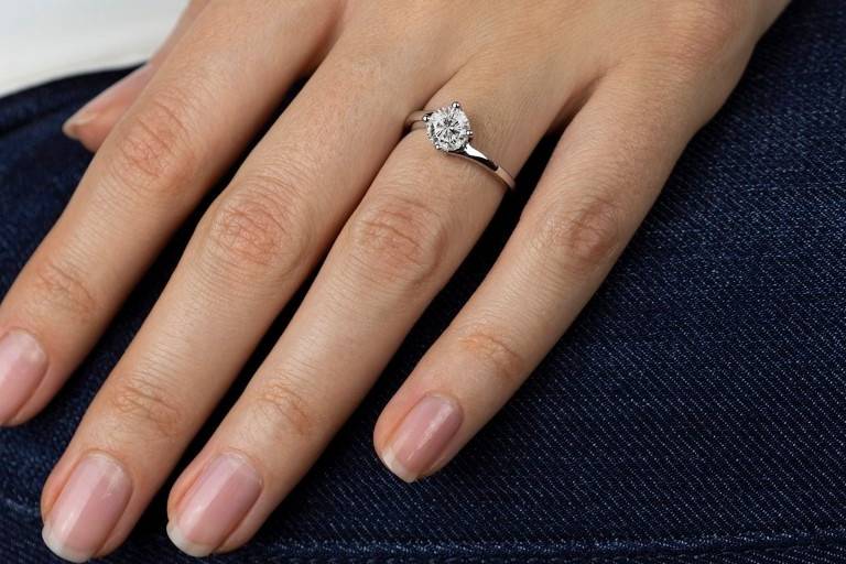 Chic East-West Solitaire ring