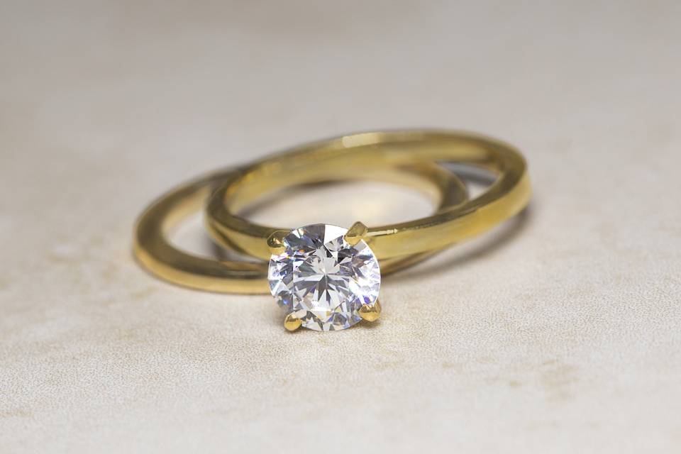 Solitaire yellow gold ring