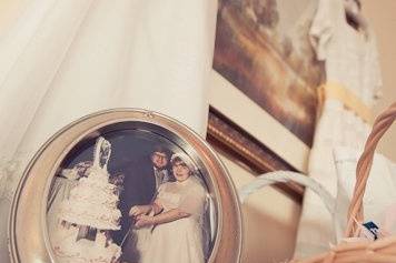 At the reception, the wedding dresses of both the bride's mother and groom's mother were displayed along with their parents' wedding photos.