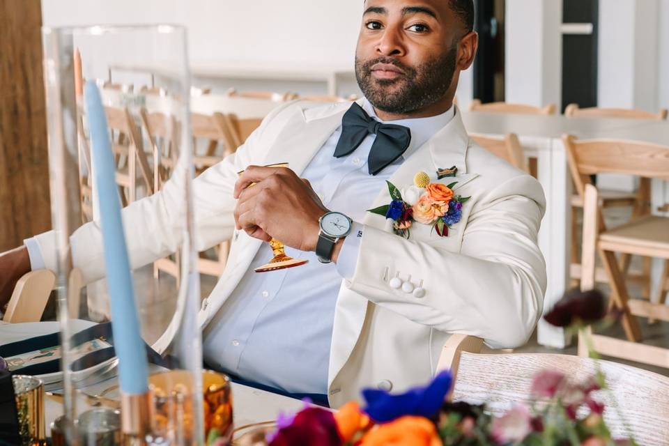 Groom w/ pocket square bout.