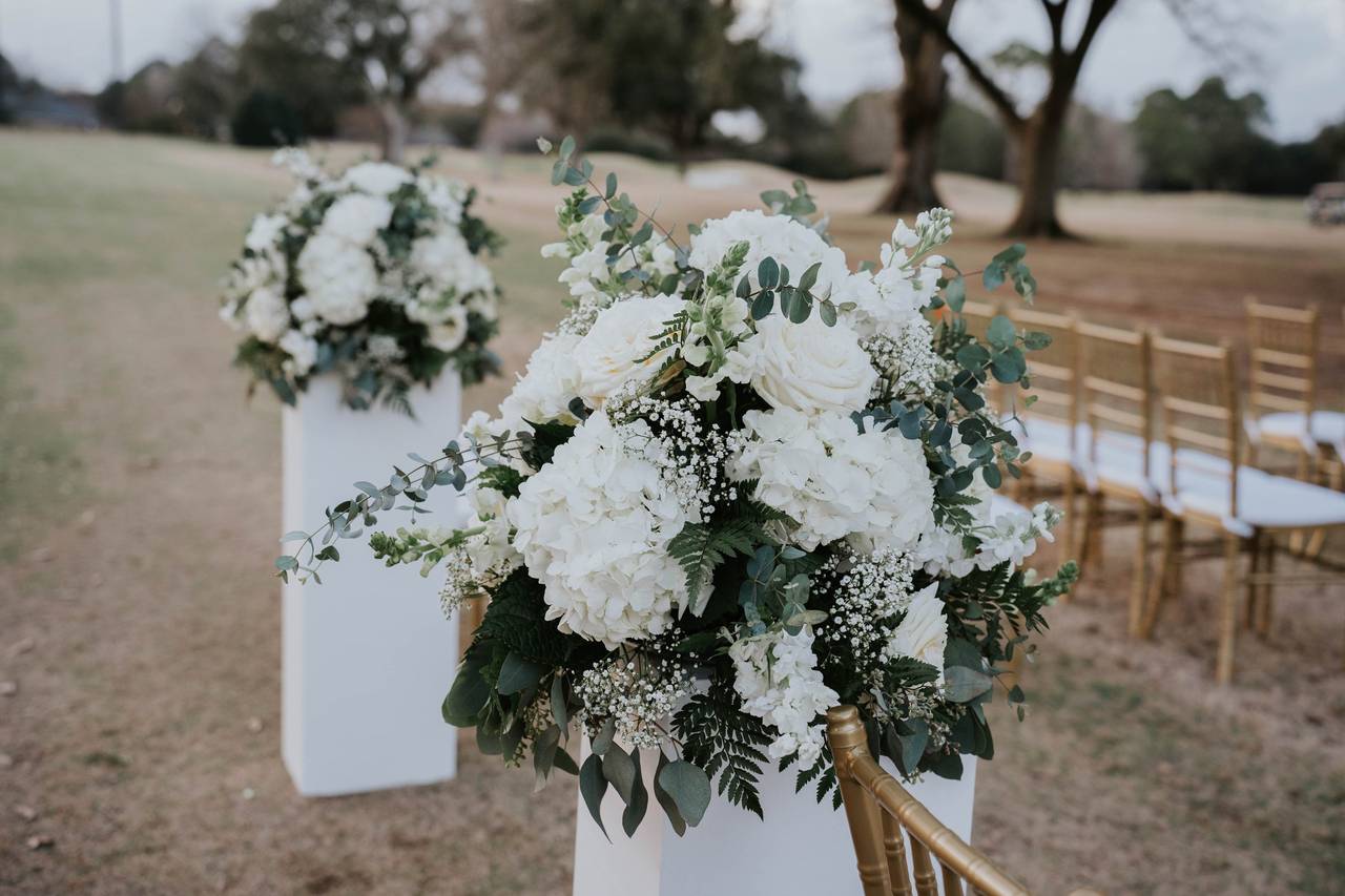 DIY WINTER FLORAL ARRANGEMENT IN A REPURPOSED TIN CAN, The Blondielocks