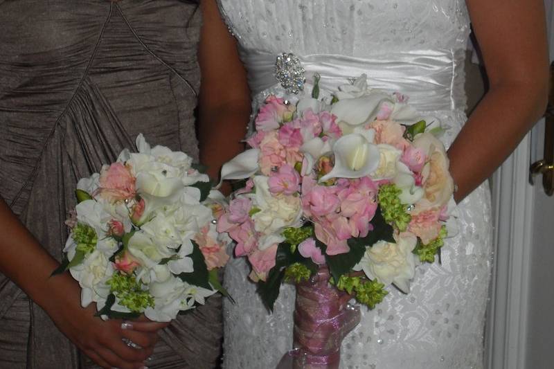 These two Bouquets are Silk!!!!
Great for Destination Weddings...pack your flowers into your suitcase and go!