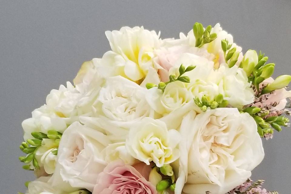 Garden rose round bouquet
