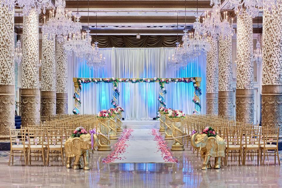 Elegant Aisle Decor