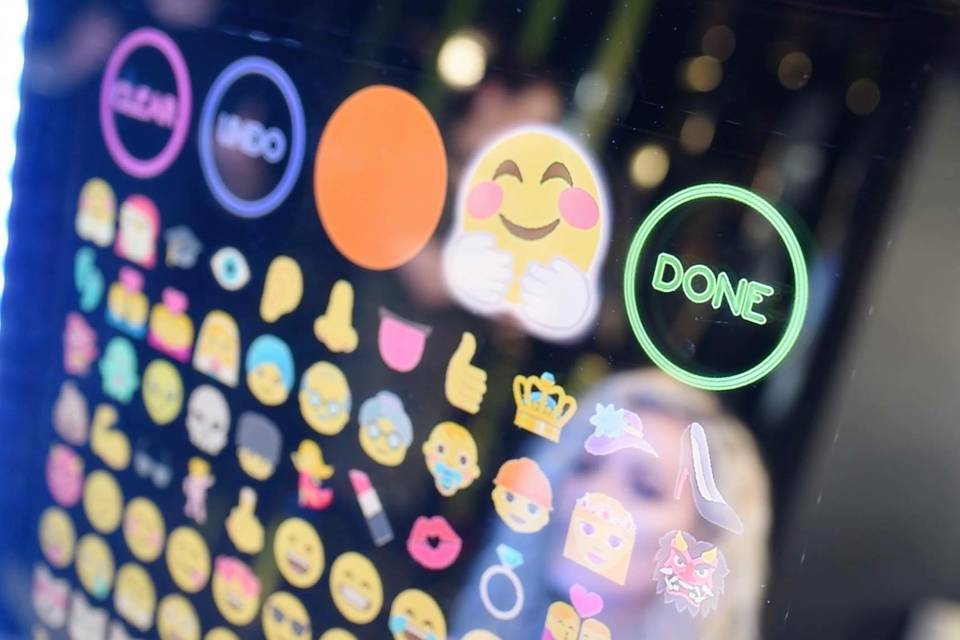 Emoji stamping mirror booth