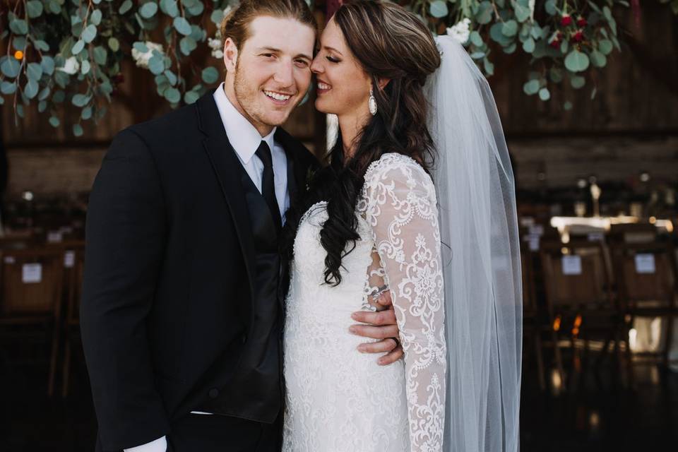 Happy couple and the bouquet - Monphotography