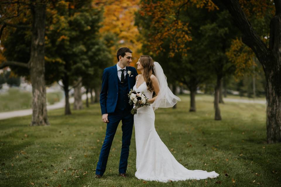 Lovers betwixt a row of trees - Monphotography