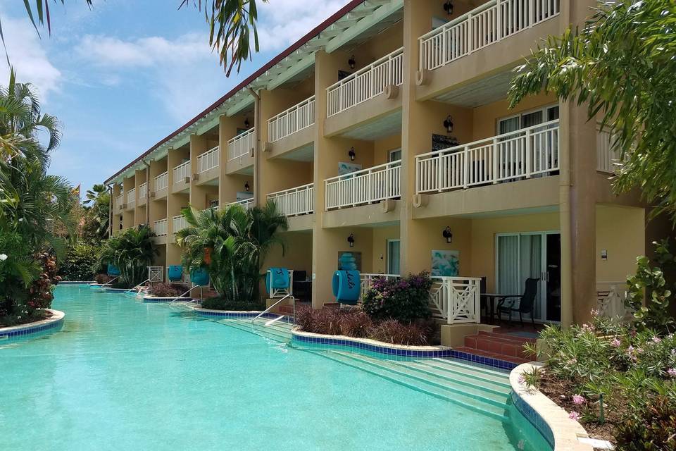 Swim up rooms