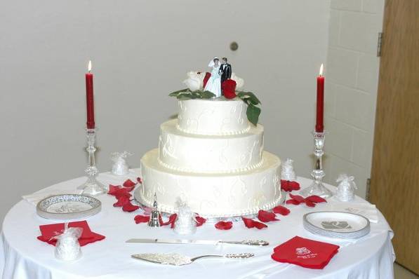 This is the beautiful cake table from the Movita Pasley and Lawrence O'Neal wedding on July 28, 2007.