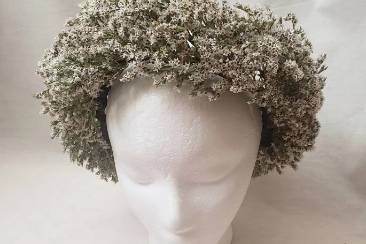 Dry statice crown on head