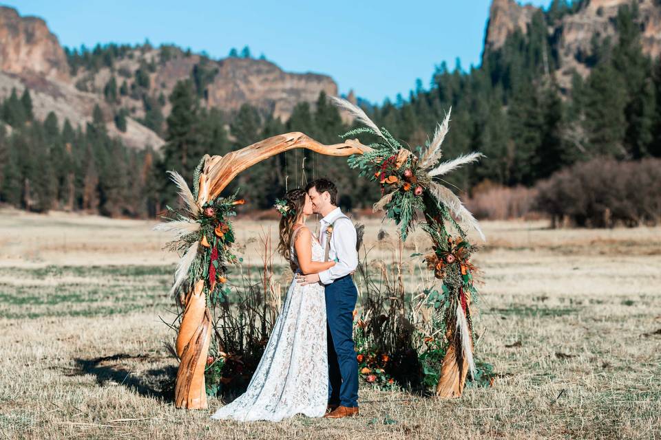 Kiss by the arch