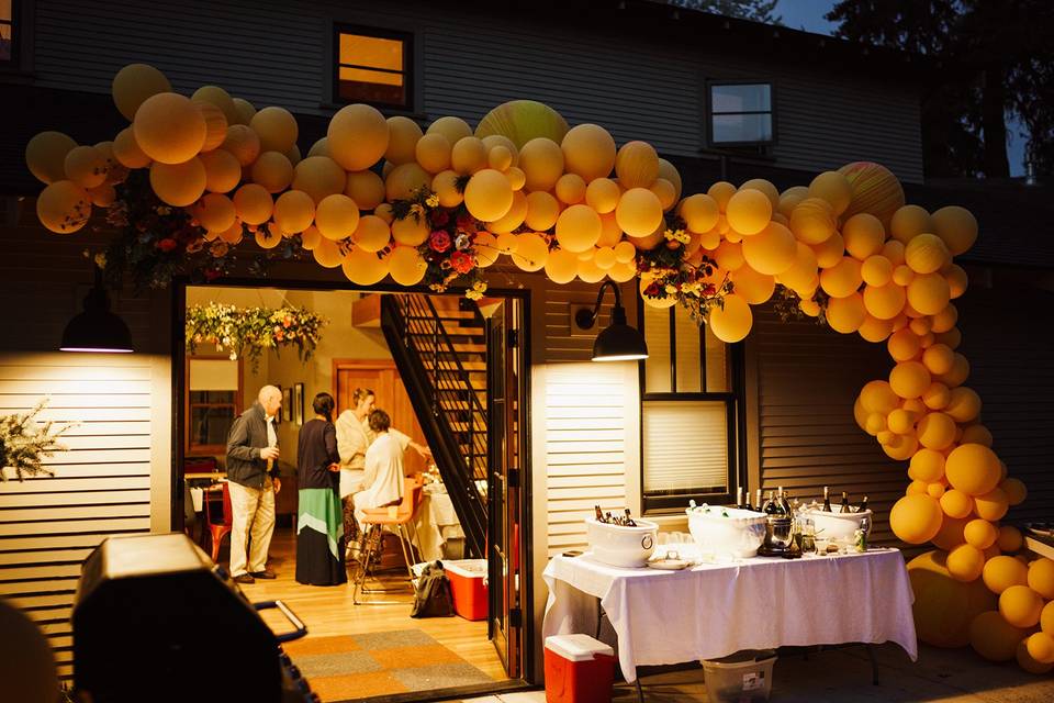 Balloons and flowers install