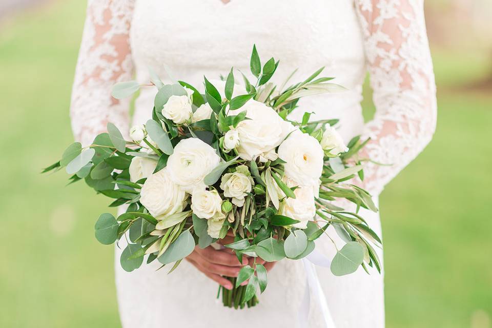 Classic white bridal bouquet