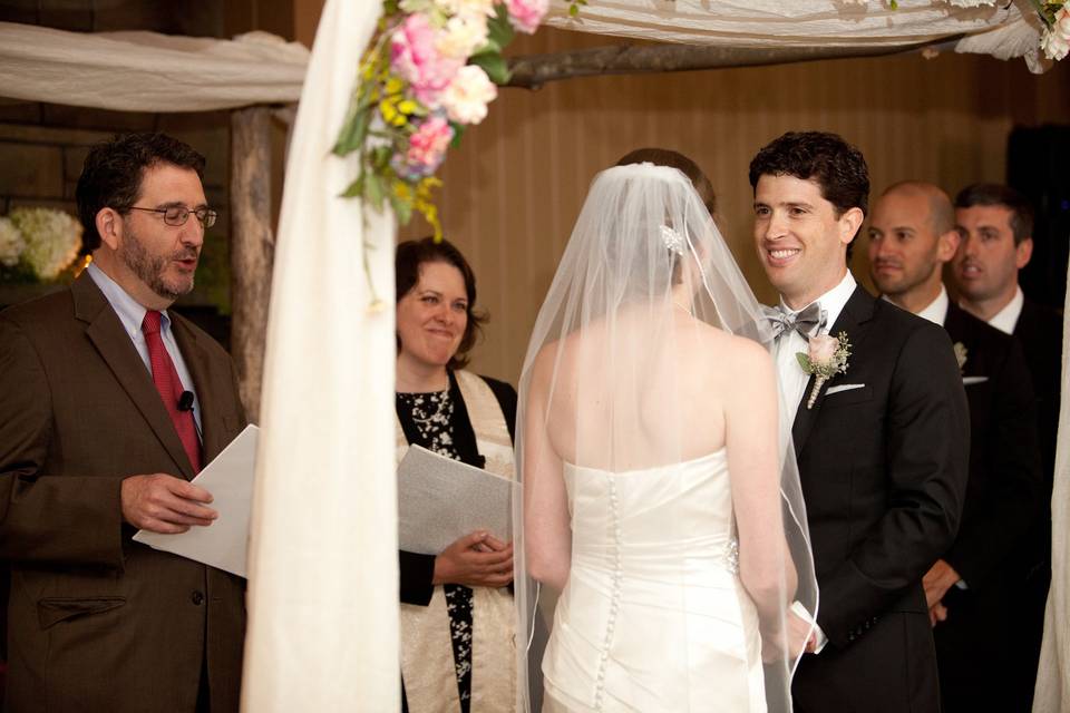 Reciting the wedding blessings under the huppah