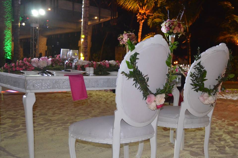 Principal table with chandeliers holding from the palms