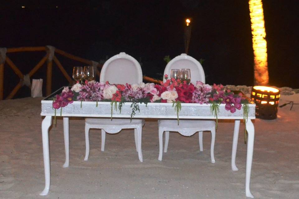 Principal table with chandeliers holding from the palms