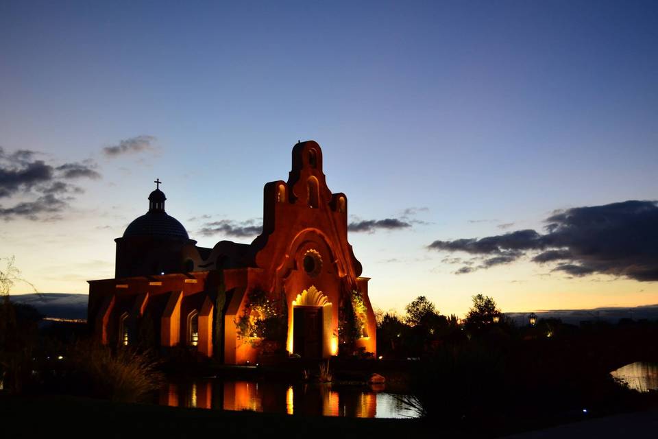 Capilla de la hacienda iluminada