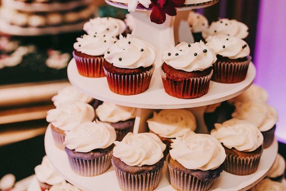 Red and white cupcakes