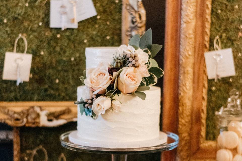 Buttercream Wedding Cake with Fresh FloralPhoto by Geneoh Photography