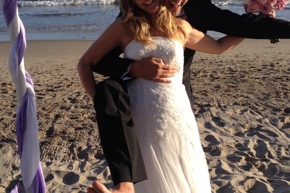 Newlyweds under the arch