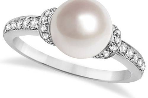 Solitaire Freshwater Cultured Pearl and Diamond Ring 0.16ctw (8mm)	This lovely solitaire 8mm freshwater cultured pearl shimmers with 0.16ctw of diamonds in a custom precious metal band.