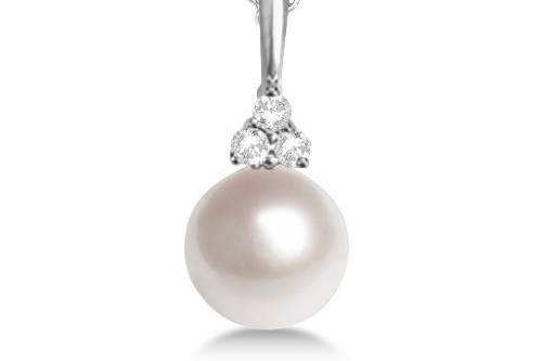 Freshwater Pearl & Diamond Necklace 14K White Gold (7.5-8mm)	This elegant pearl necklace showcases a solitaire freshwater pearl of AA quality accented by 0.06ctw of round diamonds.