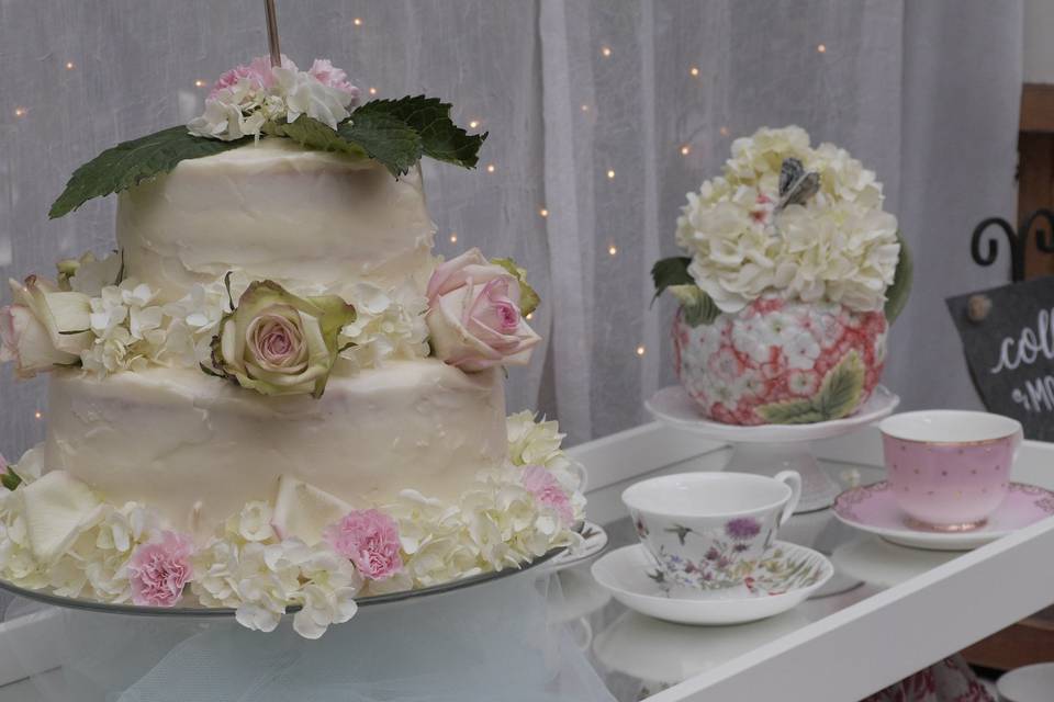 Pretty garden custom cake