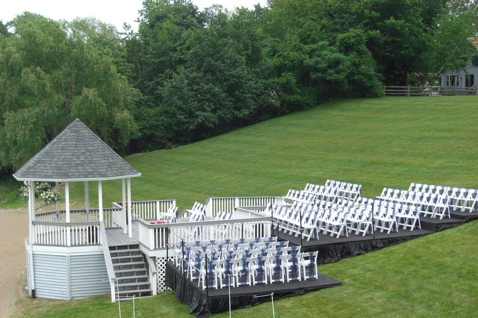 CUSTOM CEREMONY STAGING + SEAT