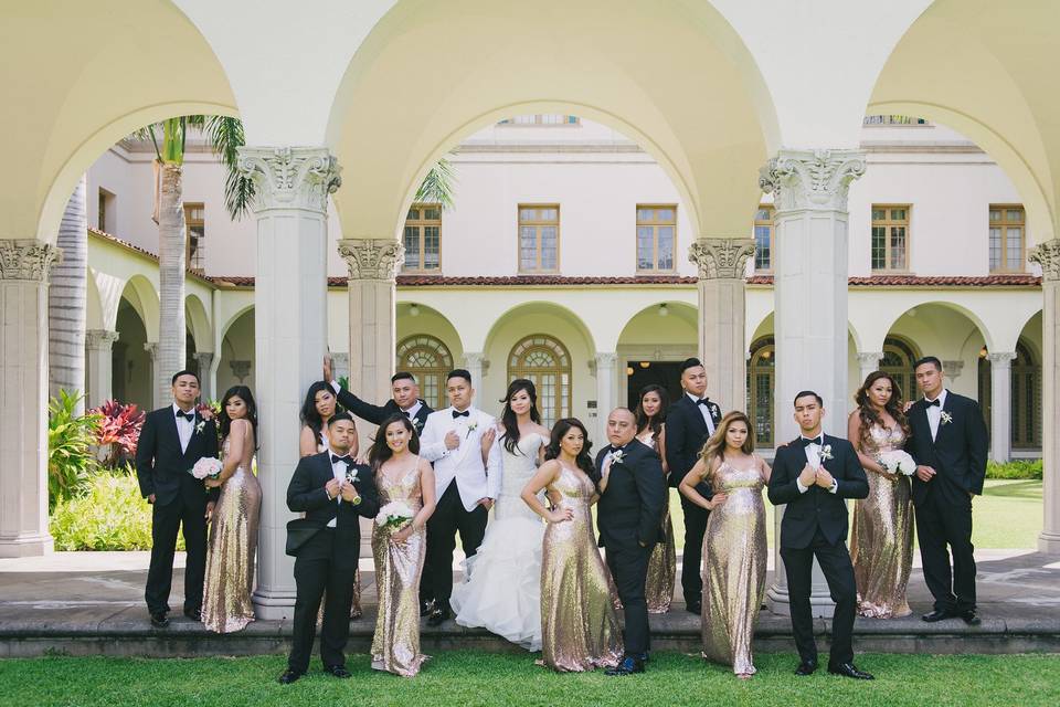 Couple with bridesmaids and groomsmen