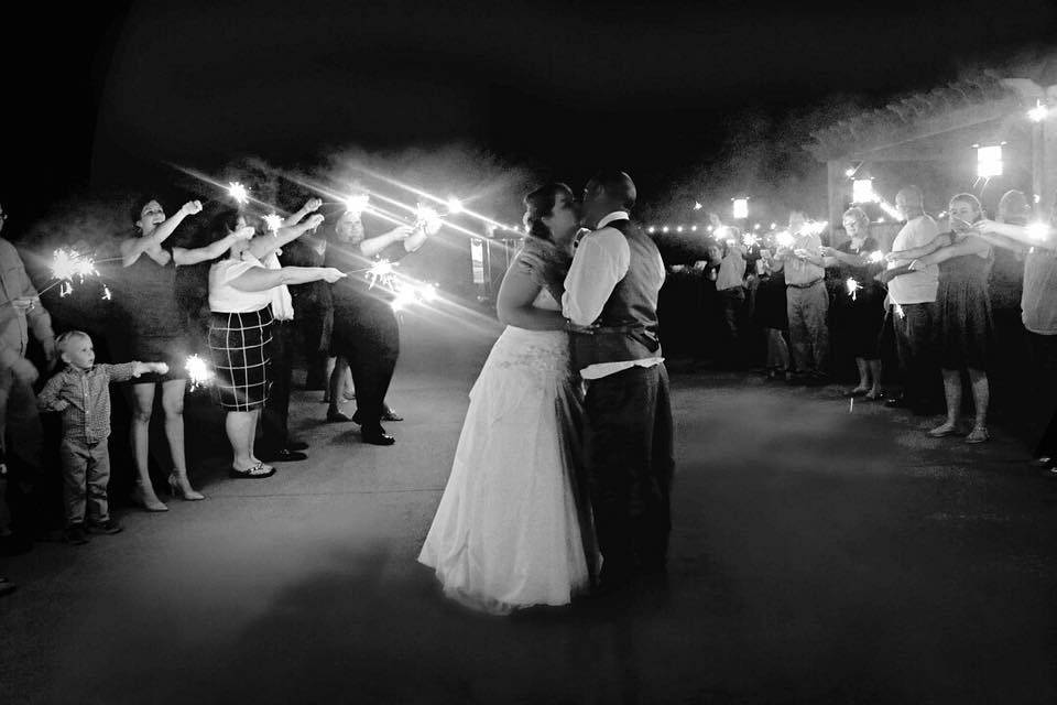 The Couple's Departure- Allie Widen & Jeff Dickey// Photo cred: Elizabeth Argo Photography#memphisweddings #mirimichi #millington #memphis #memphisweddingvenue #outdoorwedding #golfcoursewedding #southernweddings #southernbride #thepinkbride #realweddings