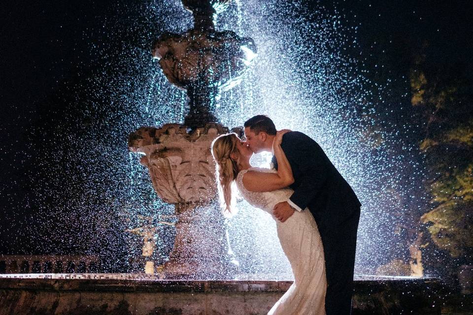 Dip and kiss by the fountain