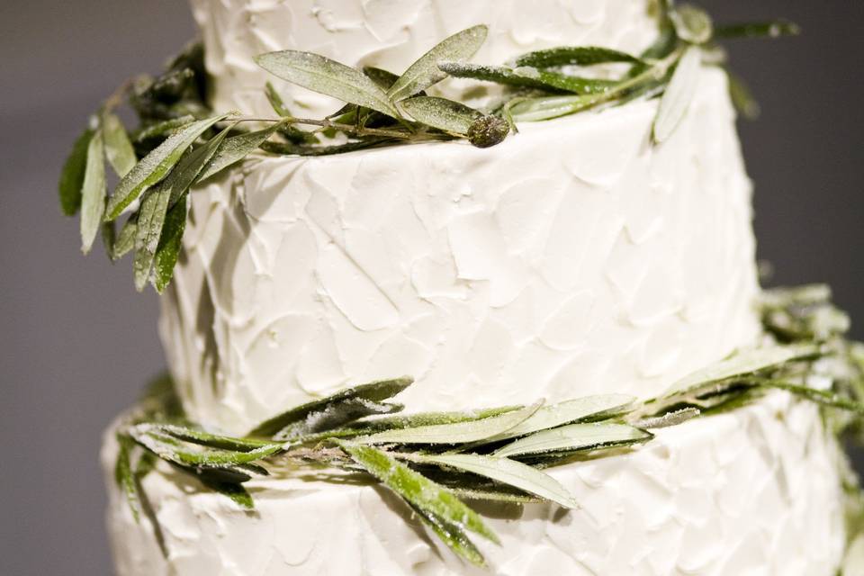 Leaves on wedding cake