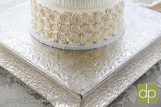 4-tier wedding cake in two styles