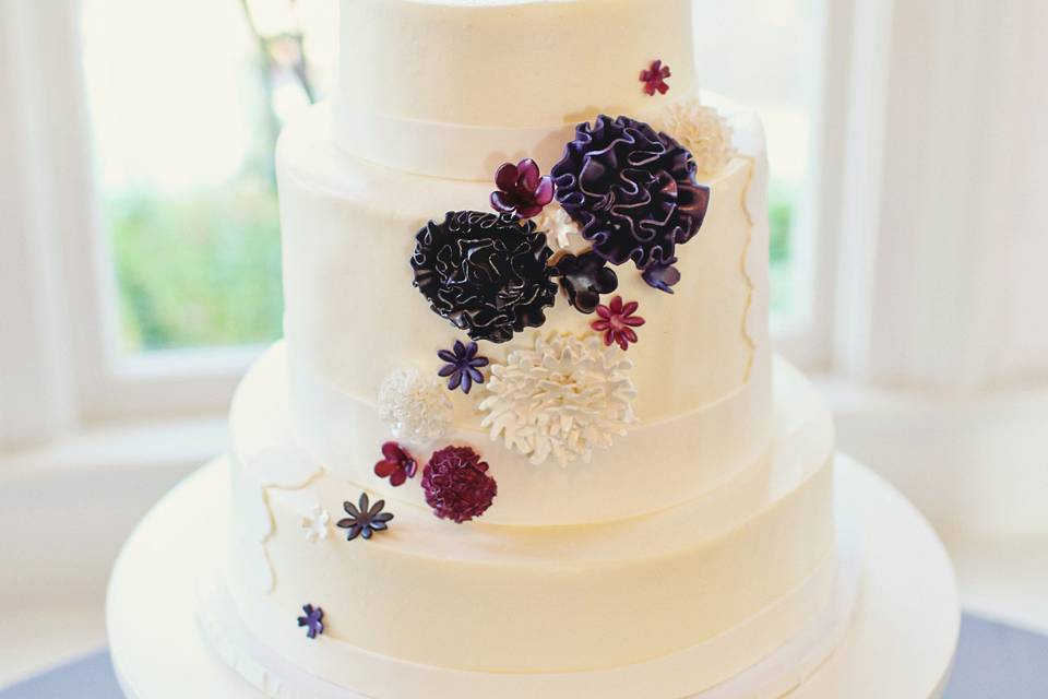 Wedding cake with violet details