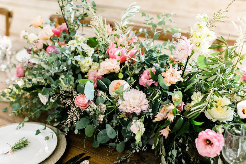 Floral table decor - Finch Photo