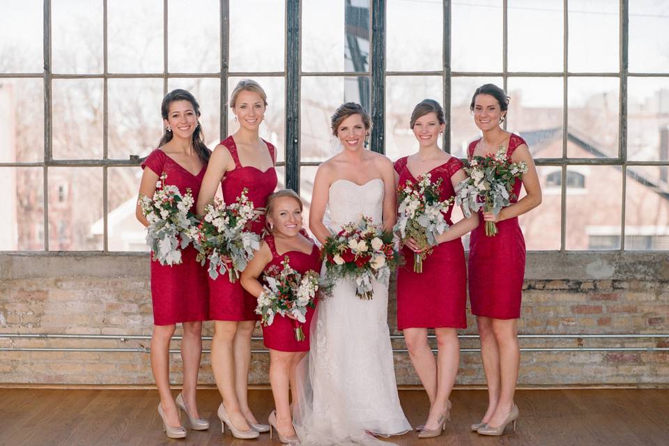 Group photo with the bridesmaids and the bride