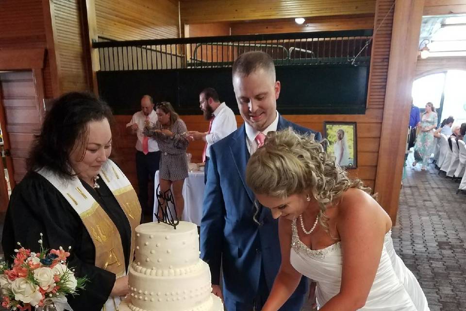 Slicing the wedding cake