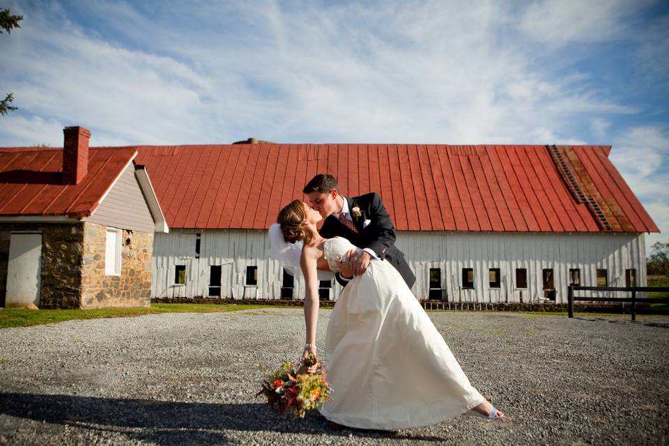 The newlyweds in front of the barn