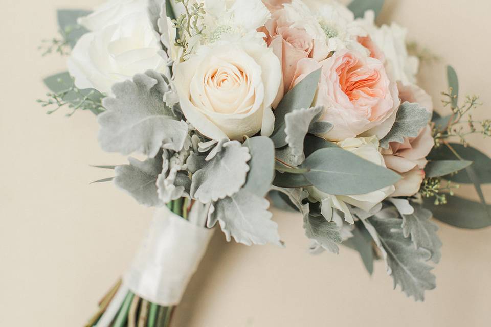 Blush, peach and ivory! Swoon!
