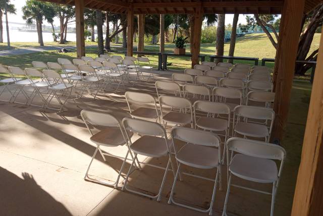 White Wedding Chairs setup und