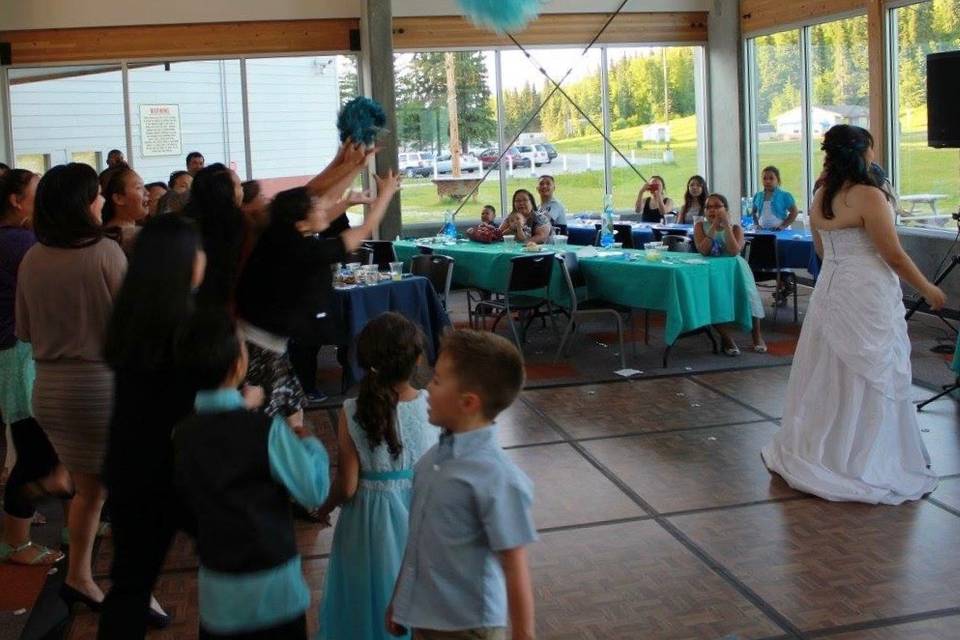 Bouquet toss Hilltop